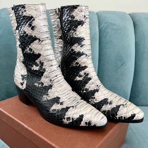Unworn NIB Santa Monica B/W Snake Boot